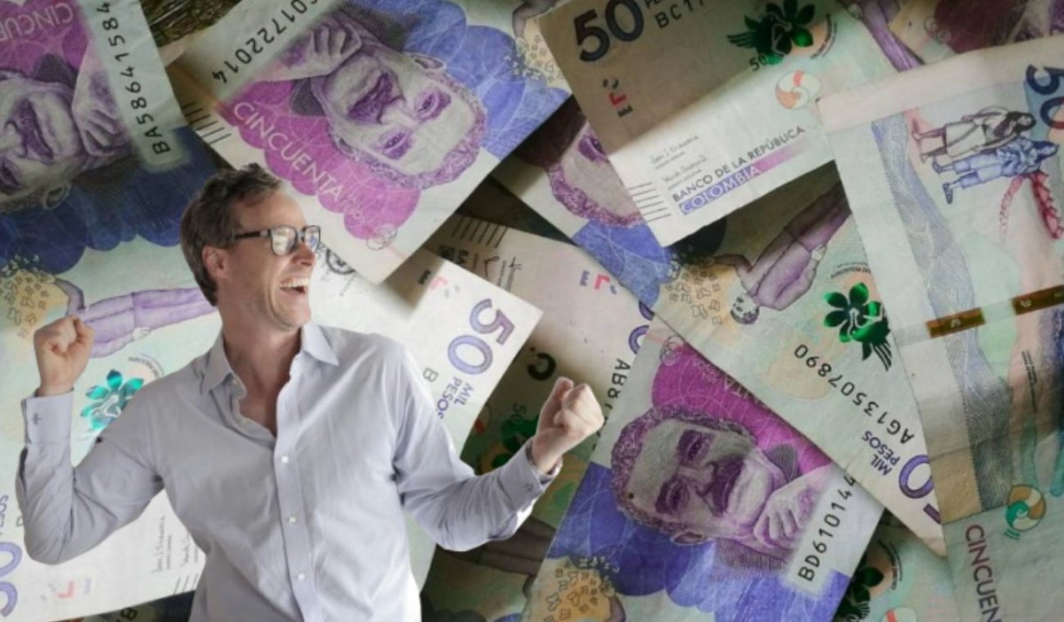 Billetes en el fondo y un hombre celebrando