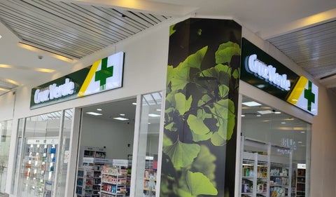 EPS Sanitas anunció que Cruz verde dejará de entregar medicamentos en 13 departamentos