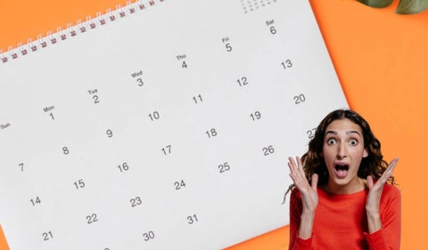 Calendario y una mujer sorprendida