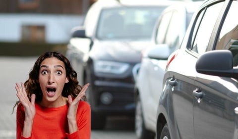 Carros y una mujer sorpendida