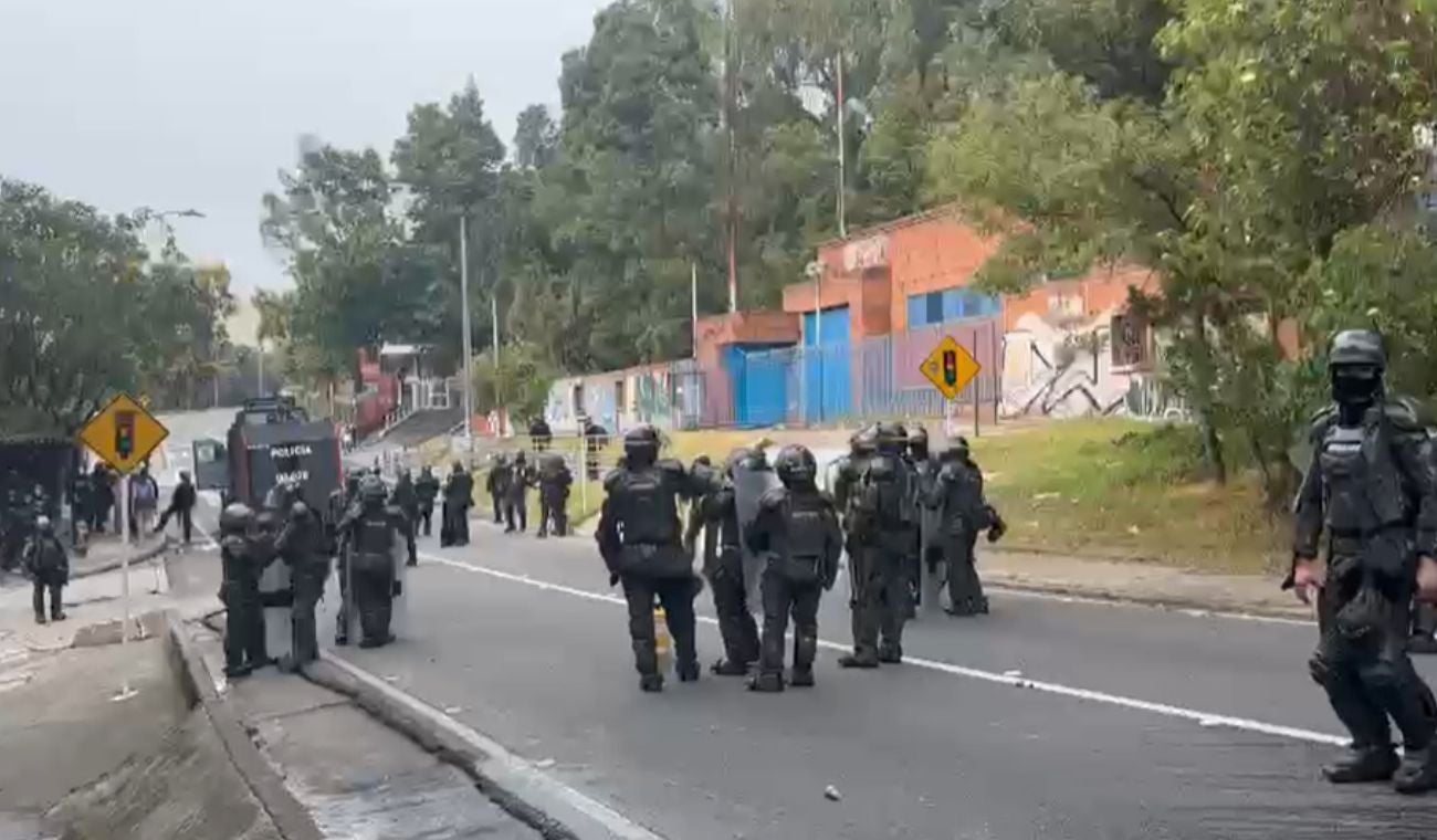 Encapuchados intentaron quemar moto de la Policía | Bogotá | SEP 2024