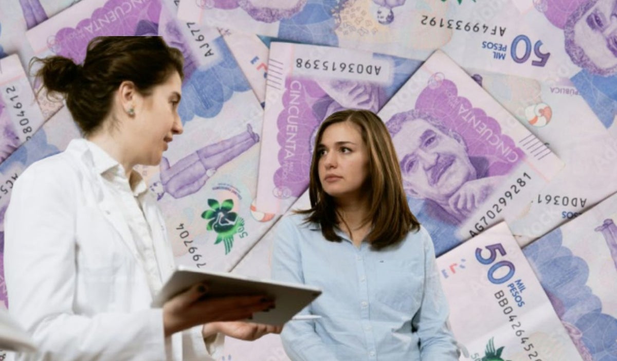 Billetes y mujer siendo atendida por una médica
