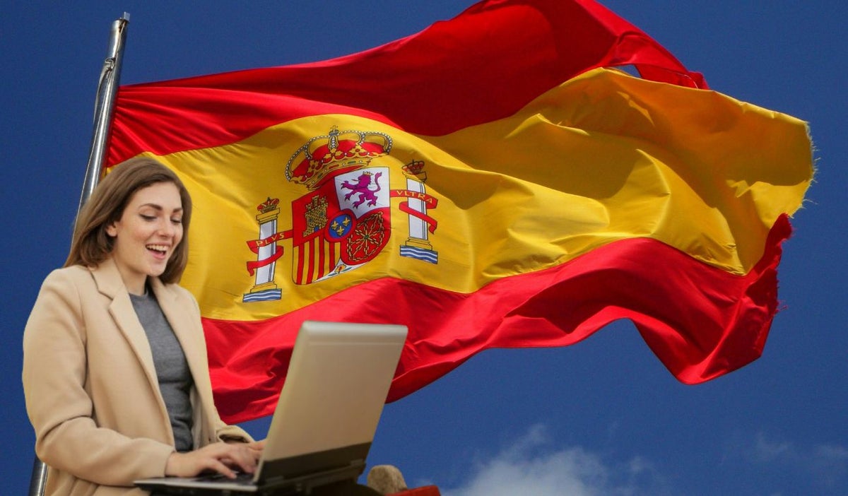 Bandera de España y una mujer con un computador