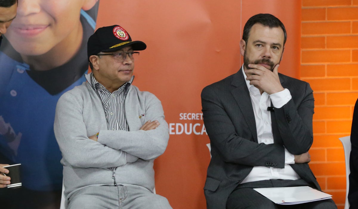 El alcalde de Bogotá, Carlos Fernando Galán, critica al presidente Gustavo Petro por atribuirse mérito en el retorno de la comunidad emberá a su territorio ancestral