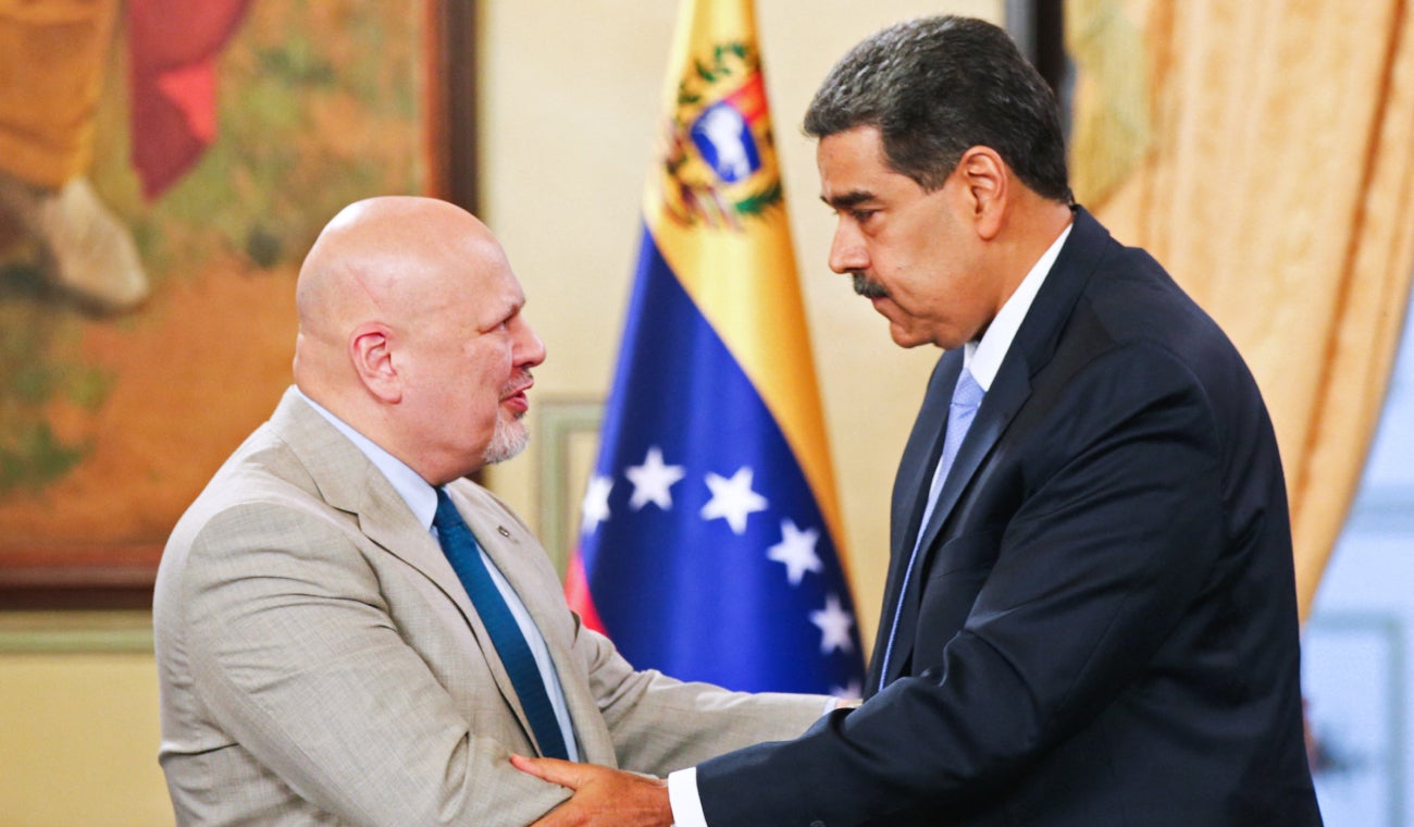 Karim Khan, fiscal general de la CPI, y Nicolás Maduro, presidente de Venezuela