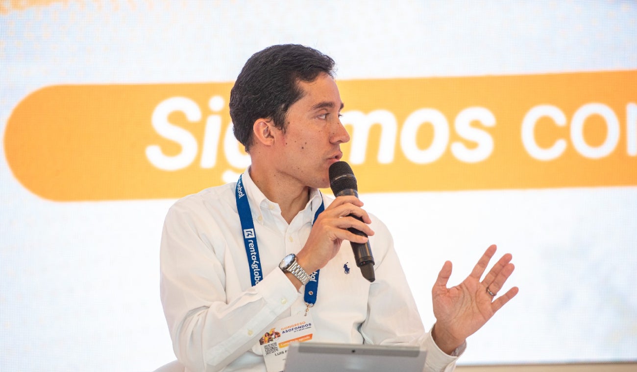 El Gobierno de Gustavo Petro presenta su Ley de Financiamiento para recaudar 12 billones de pesos, pero expertos como Luis Fernando Mejía expresan preocupación por su impacto en la recuperación económica del país