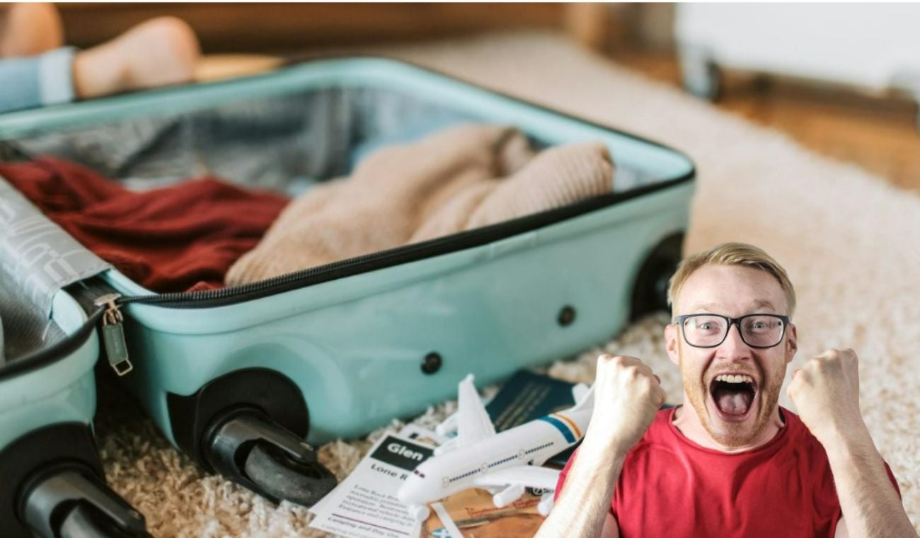 Equipaje y una persona celebrando