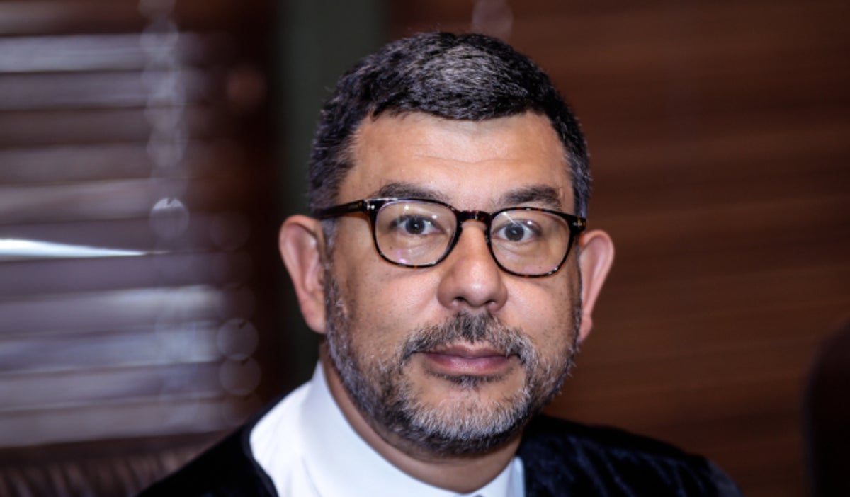 El presidente Gustavo Petro insiste en denuncias de golpe financiado por la mafia, sin pruebas. Magistrado Milton Chaves aclara que Consejo de Estado no investiga su campaña.