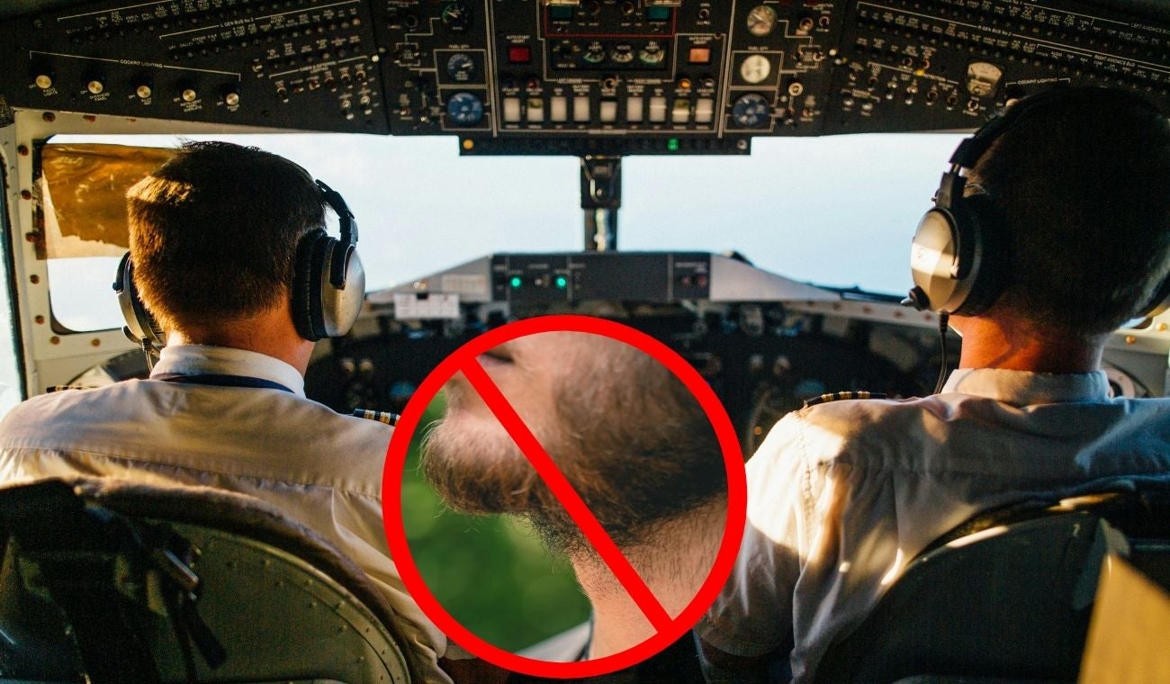 Dos pilotos y un hombre con barba