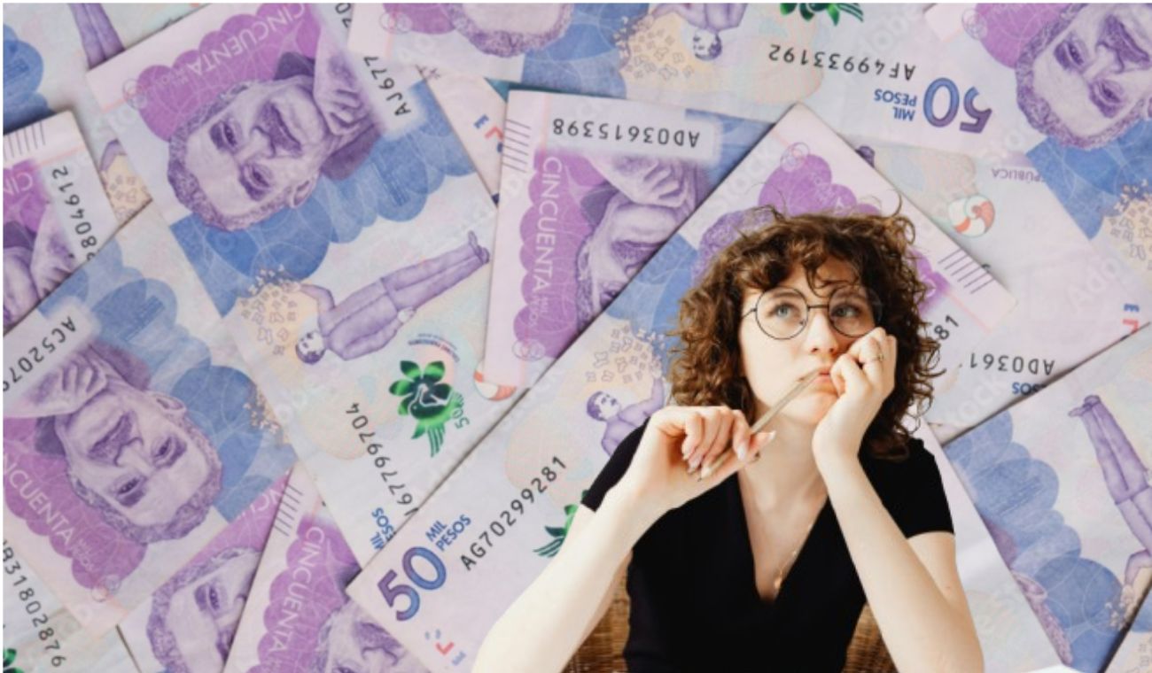 Billetes y una mujer pensativa