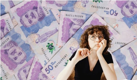 Billetes y una mujer pensativa