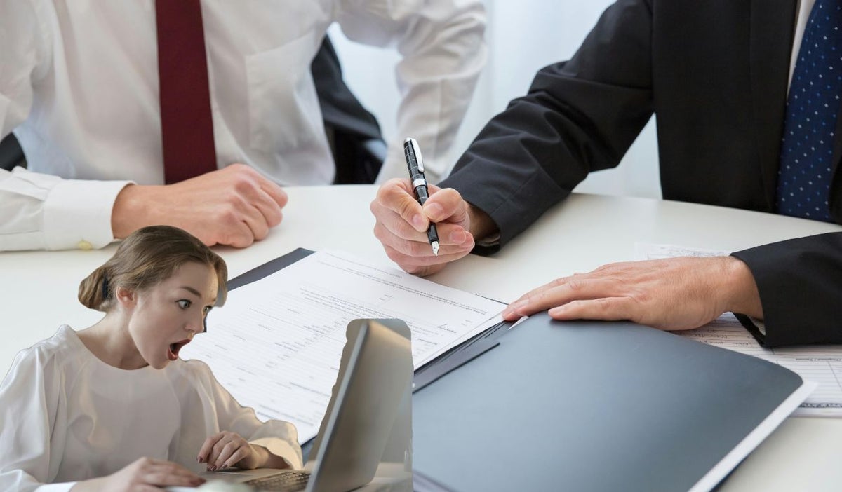 Personas firmando contratos y una mujer sorprendida