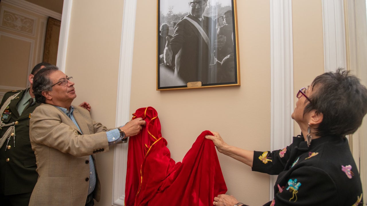 El presidente Gustavo Petro recibe fotografía inédita de Salvador Allende en la Casa de Nariño