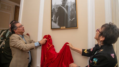 El presidente Gustavo Petro recibe fotografía inédita de Salvador Allende en la Casa de Nariño