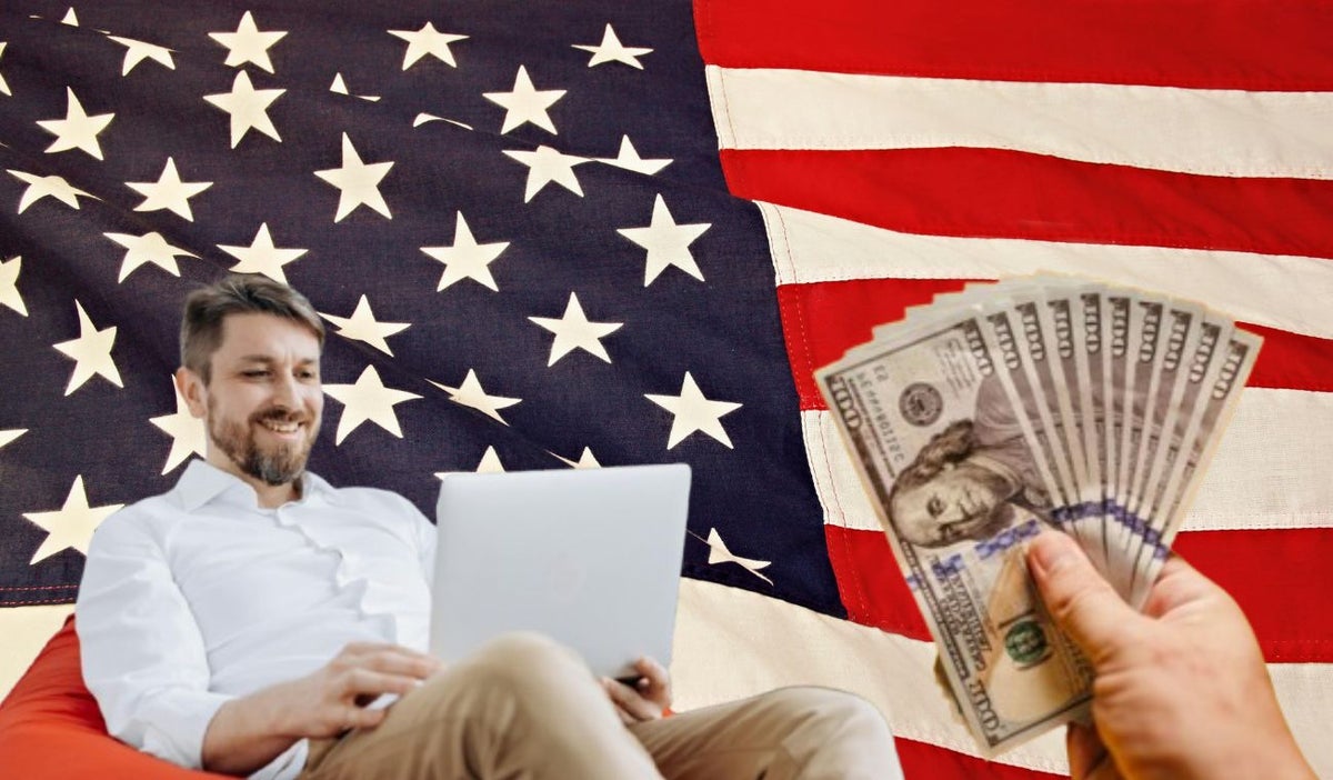 Bandera de Estados Unidos, persona con computador y dólares