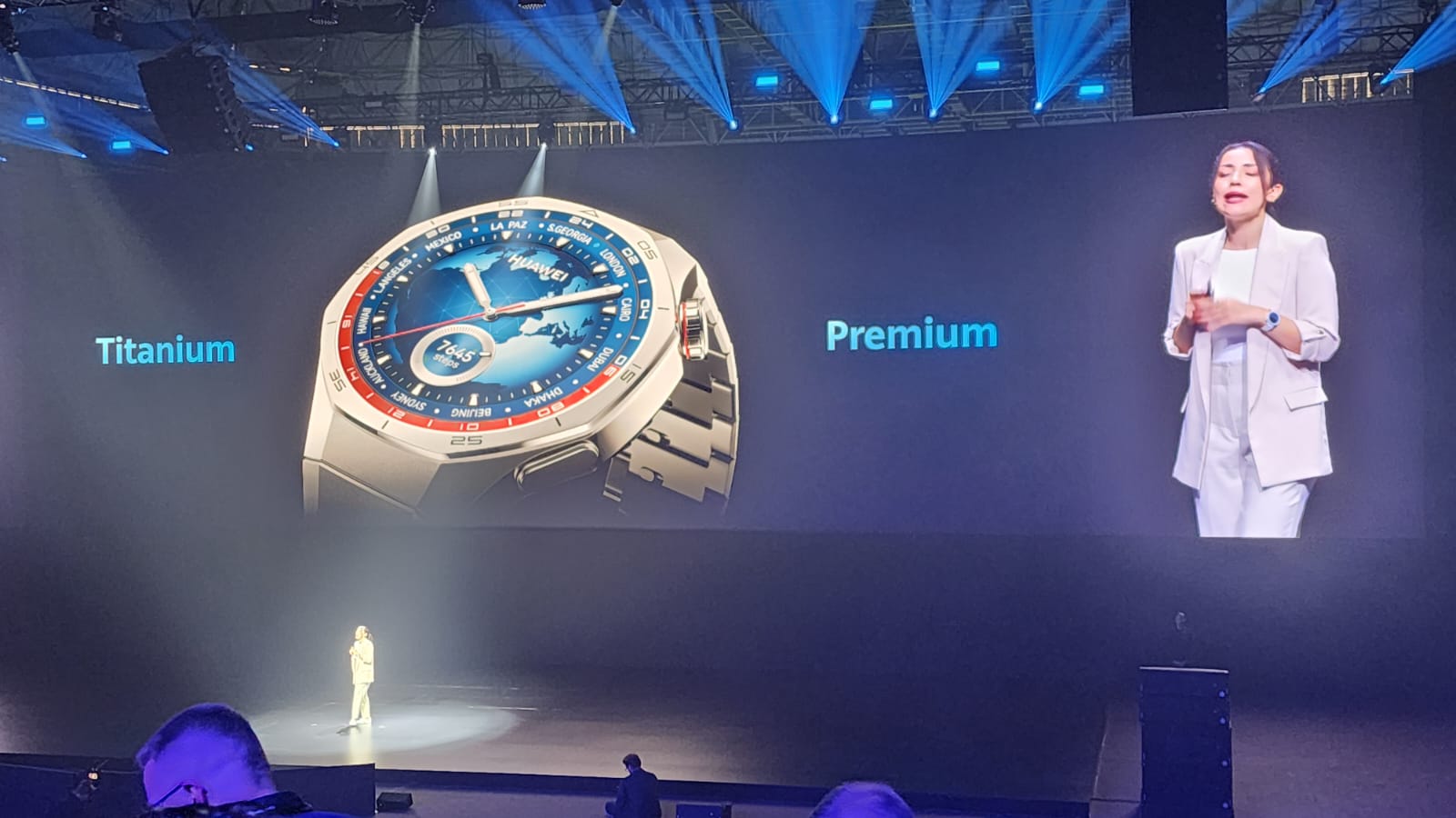 El Huawei Watch GT 5 Pro, diseñado en titanio y cristal de zafiro, combina lujo y tecnología avanzada para el monitoreo de salud y actividades físicas.