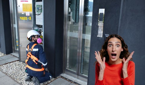 Ascensor y persona asustada