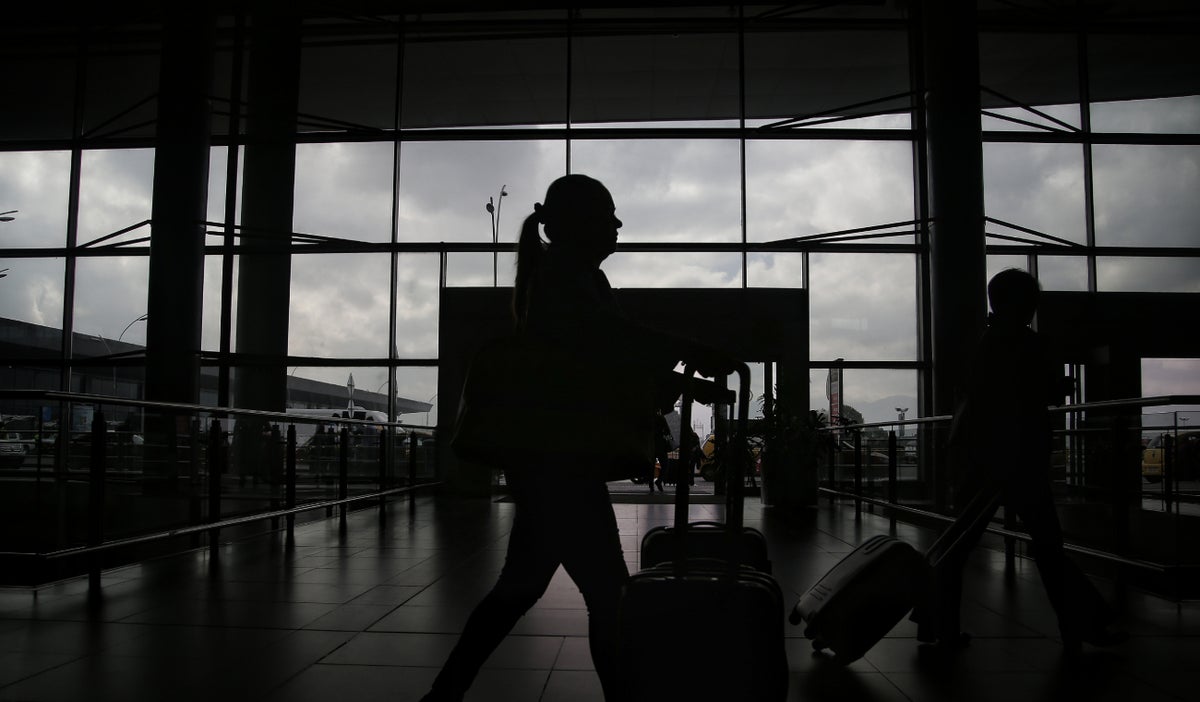 Afluencia de pasajeros en el aeropuerto El Dorado durante la COP16. Malestar por largas filas y falta de personal.