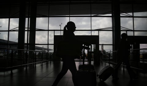 Afluencia de pasajeros en el aeropuerto El Dorado durante la COP16. Malestar por largas filas y falta de personal.