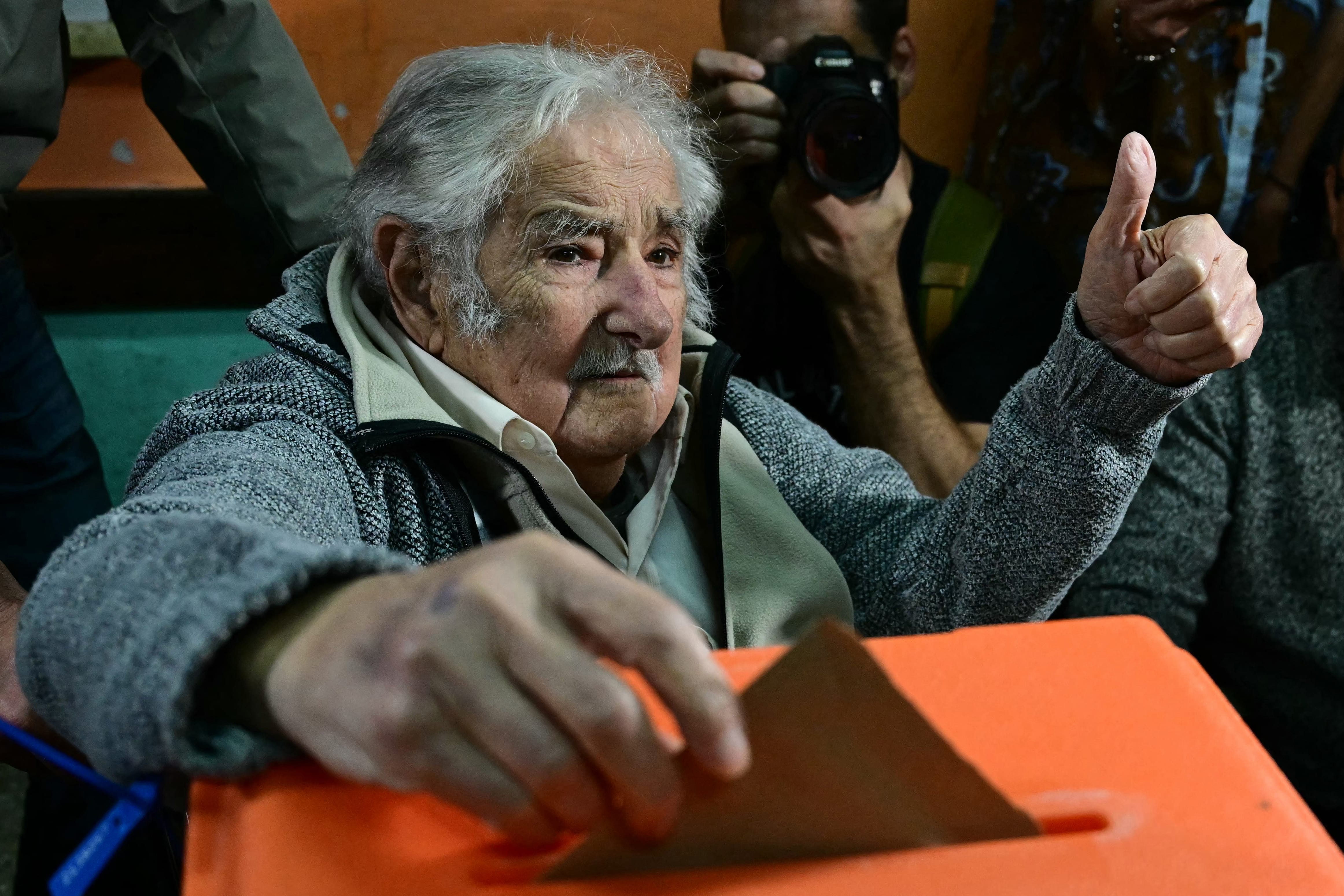 El expresidente Pepe Mujica votando en elecciones generales 2024