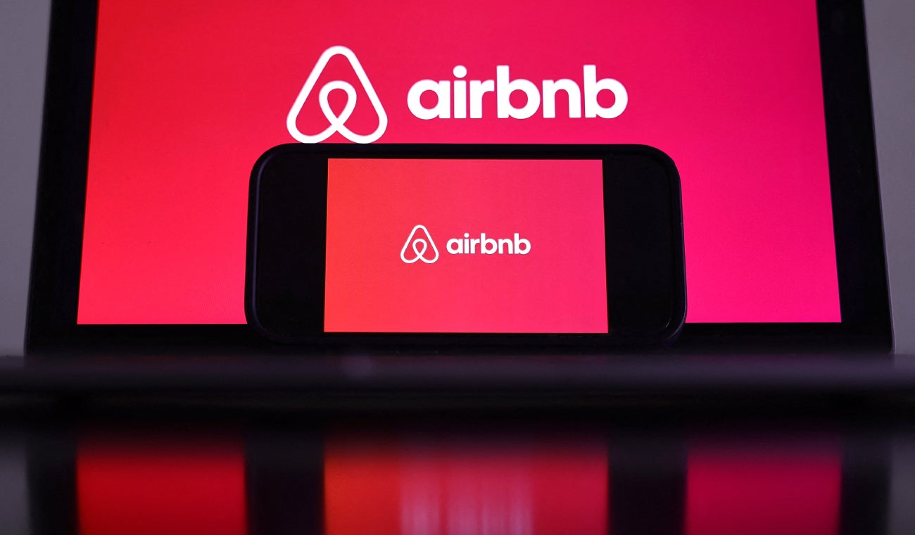 Airbnb permite a los anfitriones alquilar sus propiedades o espacios disponibles a viajeros de todo el mundo