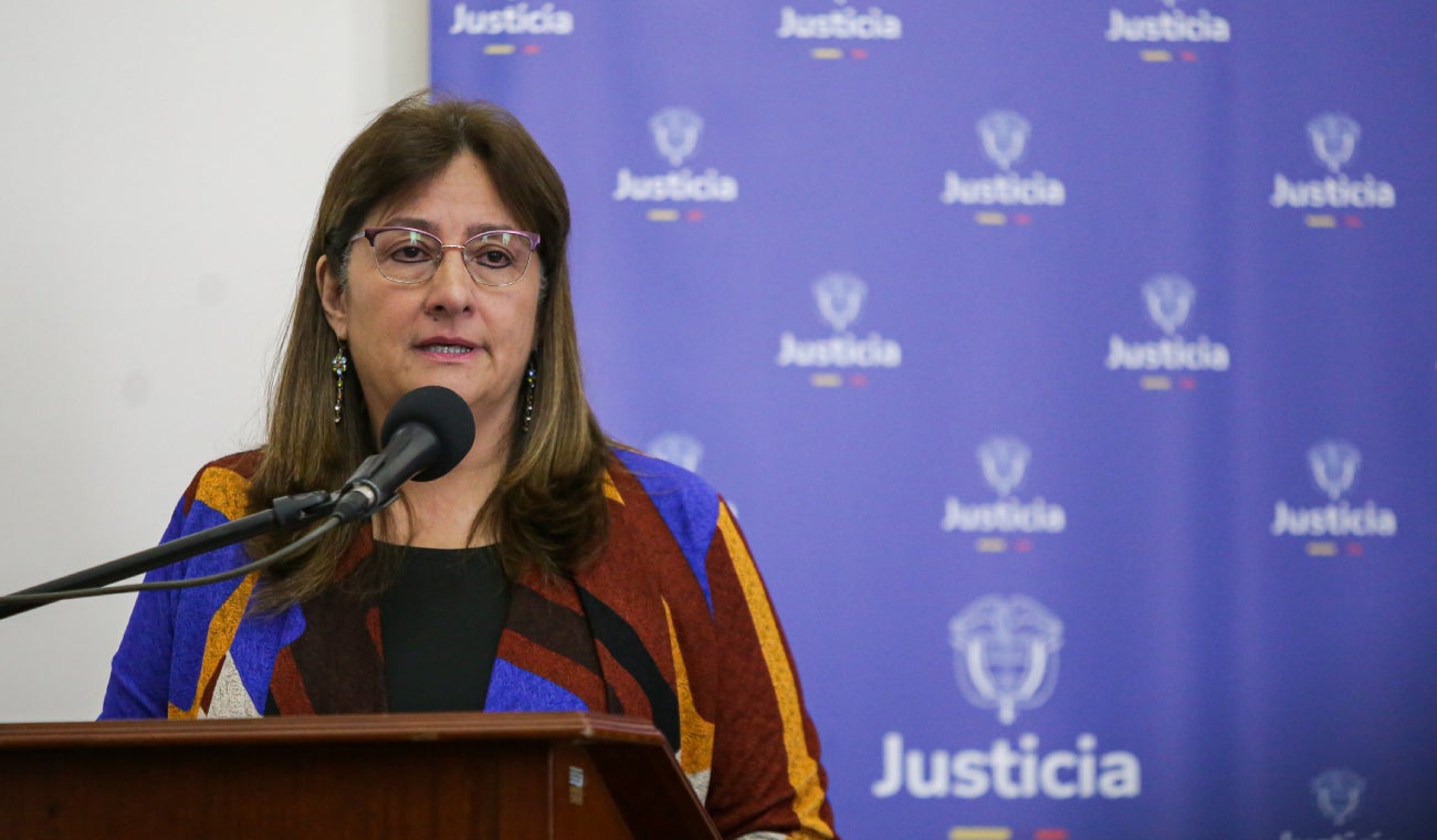 La ministra de Justicia, Ángela María Buitrago, defiende reforma a la justicia y no se opone al retiro del artículo de rebajas de penas a delitos contra menores de edad.