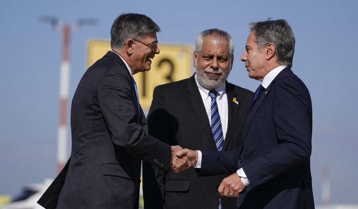 El secretario de Estado de Estados Unidos, Antony Blinken, es recibido por el embajador de Estados Unidos en Israel, Jack Lew, y el subdirector general para América del Norte del Ministerio de Asuntos Exteriores de Israel, Lior Hayat, a su llegada al aeropuerto Ben Gurion de Tel Aviv