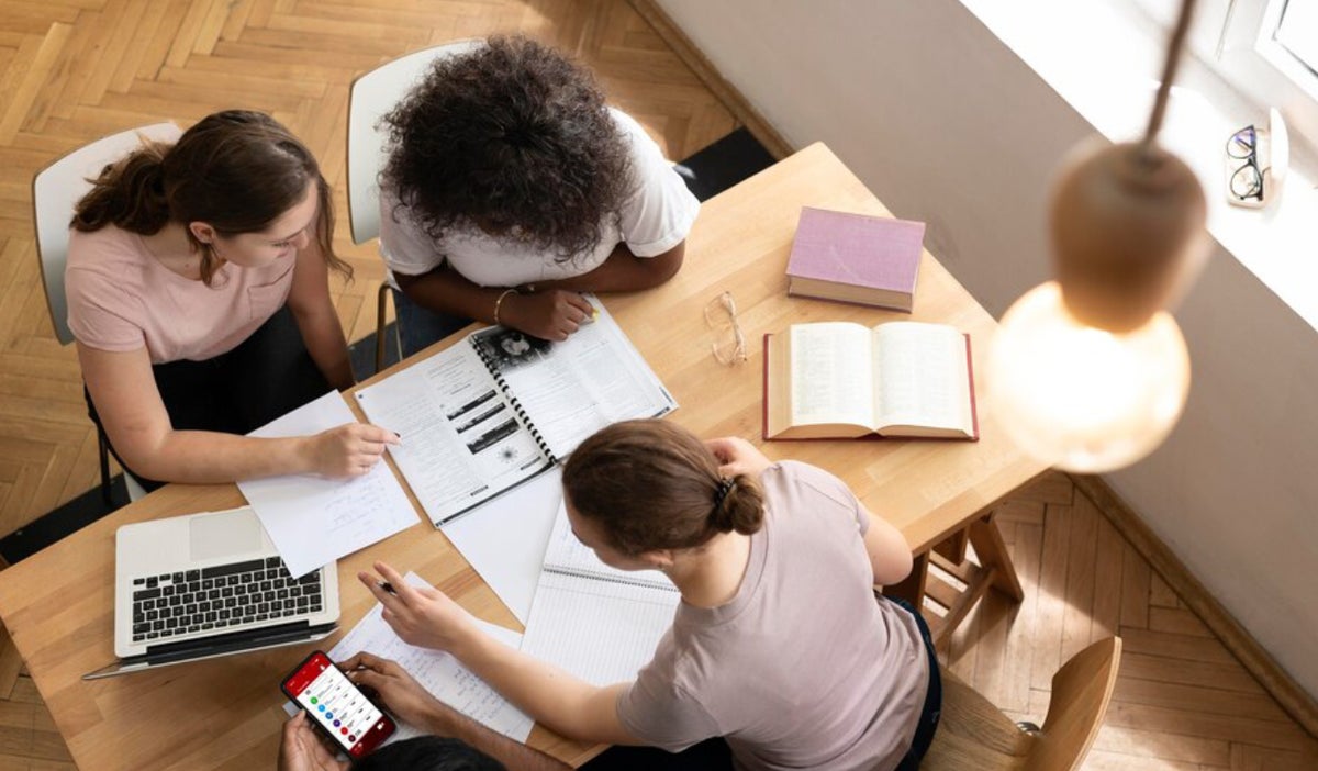 Colombia busca aumentar la participación femenina en carreras STEM con becas de posgrado.