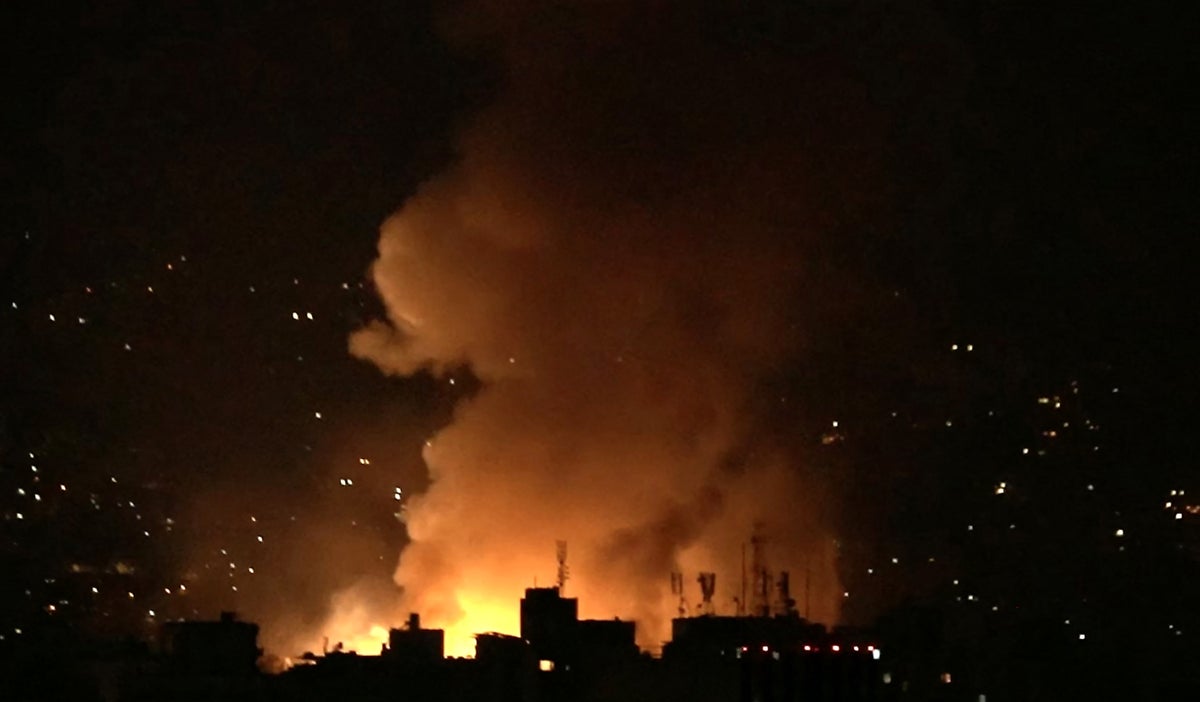 Bombardeos israelíes en bastión de Hezbolá al sur de Beirut.