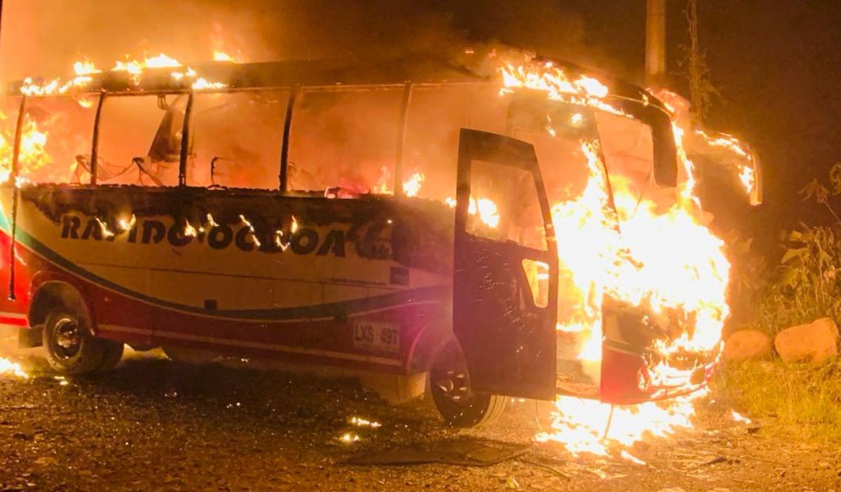 Atentado terrorista en vía Medellín-Quibdó: hombres armados del ELN incendian bus de Rápido Ochoa.