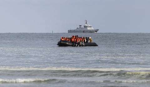 Tragedia en el Canal de la Mancha: varios migrantes, incluido un niño, pierden la vida en intento de travesía mortal.