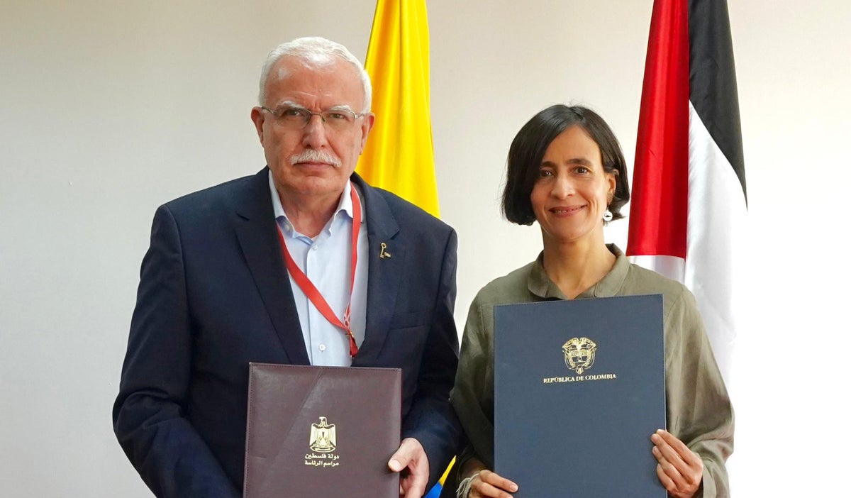 Ministra de Ambiente de Colombia y Canciller de Palestina firman acuerdo de cooperación ambiental en medio de la COP16 en Cali.