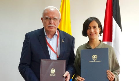 Ministra de Ambiente de Colombia y Canciller de Palestina firman acuerdo de cooperación ambiental en medio de la COP16 en Cali.