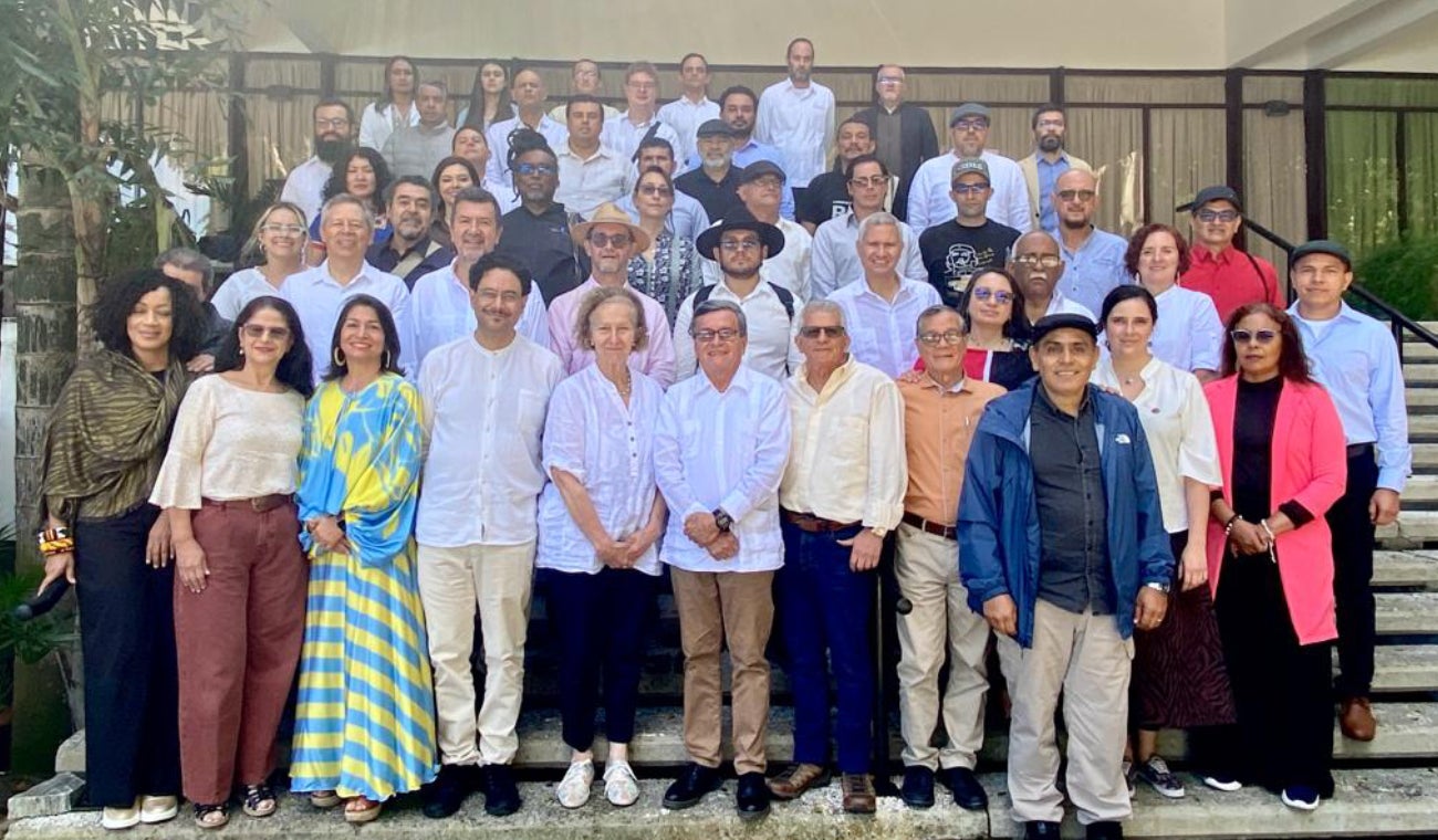 Reunión de emergencia entre ELN y Gobierno en Caracas Venezuela para reactivar negociaciones de paz.