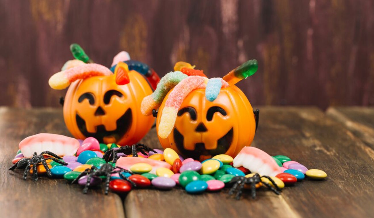 Celebre Halloween de forma segura. Revise los dulces, limita las porciones y mantén la diversión con precaución.