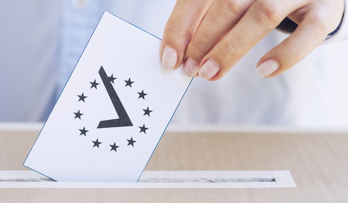 La oposición en Chile, liderada por Chile Vamos y el Partido Republicano, espera con ansias los resultados de las elecciones desde sus sedes partidarias