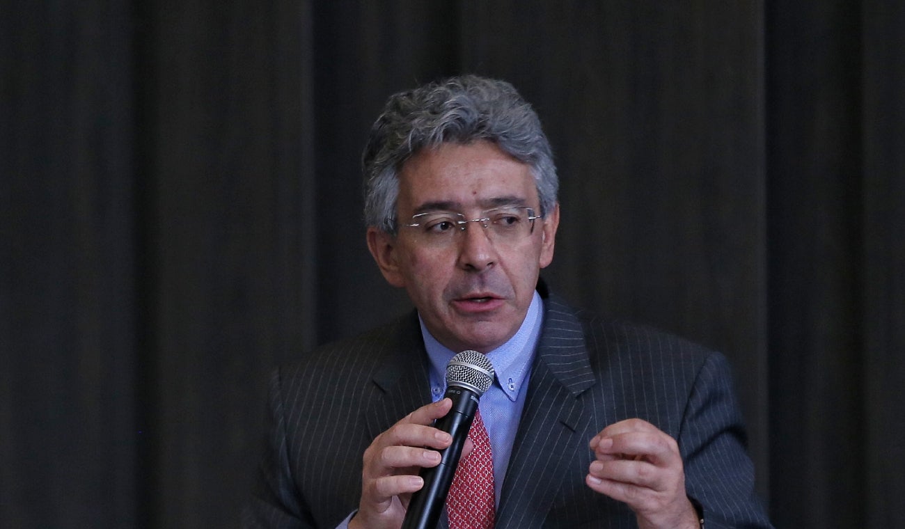 En medio de controversia, Enrique Gómez Martínez critica proyecto de decreto que permitiría a menores cambiar su género en registro civil.