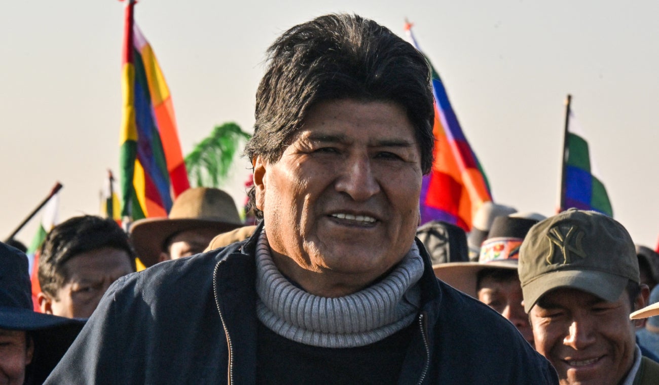 El gobierno boliviano acusa a Evo Morales de armar un teatro con el presunto atentado en su contra, mientras el expresidente insiste en culpar a agentes del Gobierno.