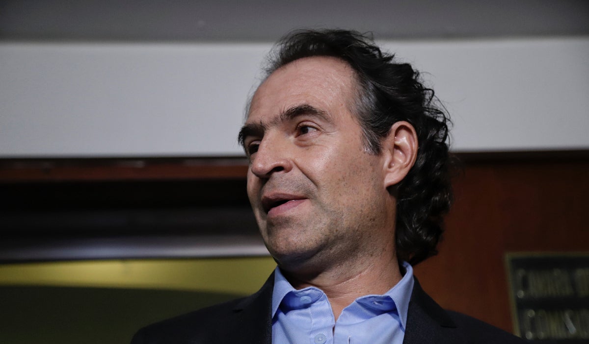 El alcalde de Medellín critica a Gustavo Petro por calificar como 'golpe de Estado' investigación del CNE.