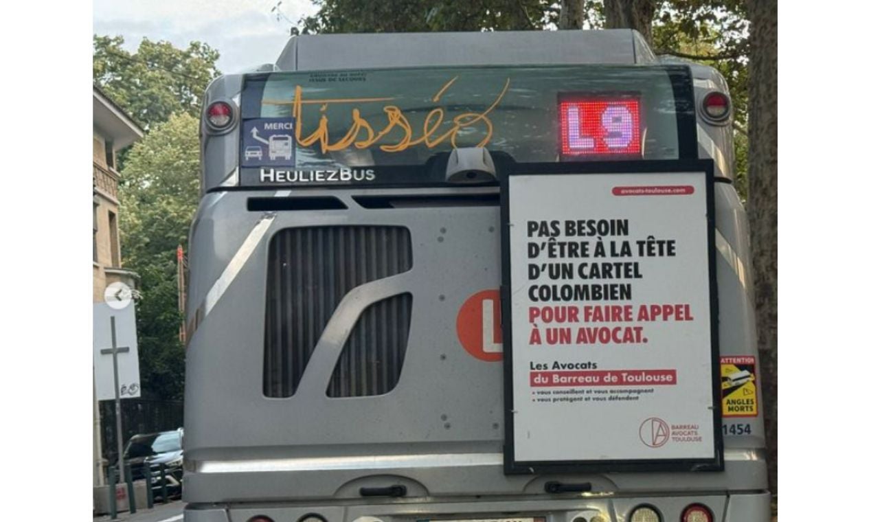 Publicidad en Toulouse de una firma de abogados que menciona carteles colombianos