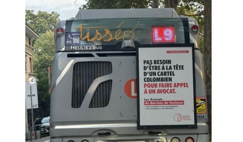 Publicidad en Toulouse de una firma de abogados que menciona carteles colombianos