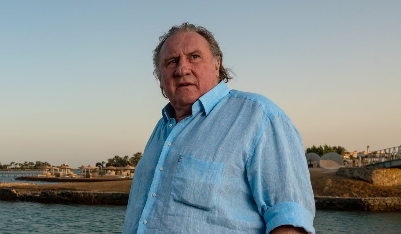 El actor francés Gérard Depardieu solicitará aplazamiento de juicio por agresiones sexuales debido a problemas de salud.