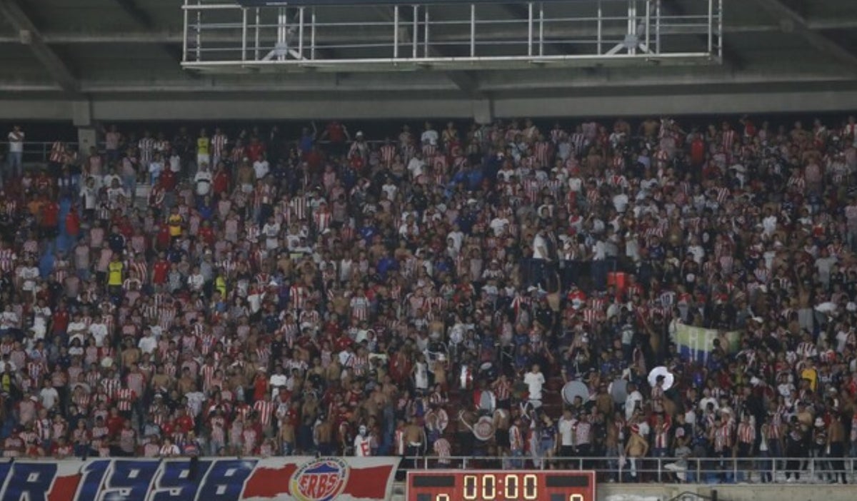 Violencia en el fútbol: Hinchas del Junior de Barranquilla atacan brutalmente a seguidor del América de Cali por llevar tatuado el escudo del equipo.
