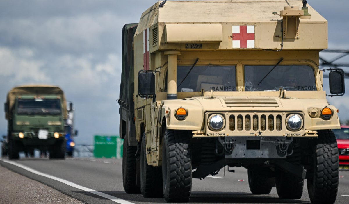 Los camiones militares se ven antes del esperado impacto del Huracán Milton a mitad de semana en Sanford, Florida.