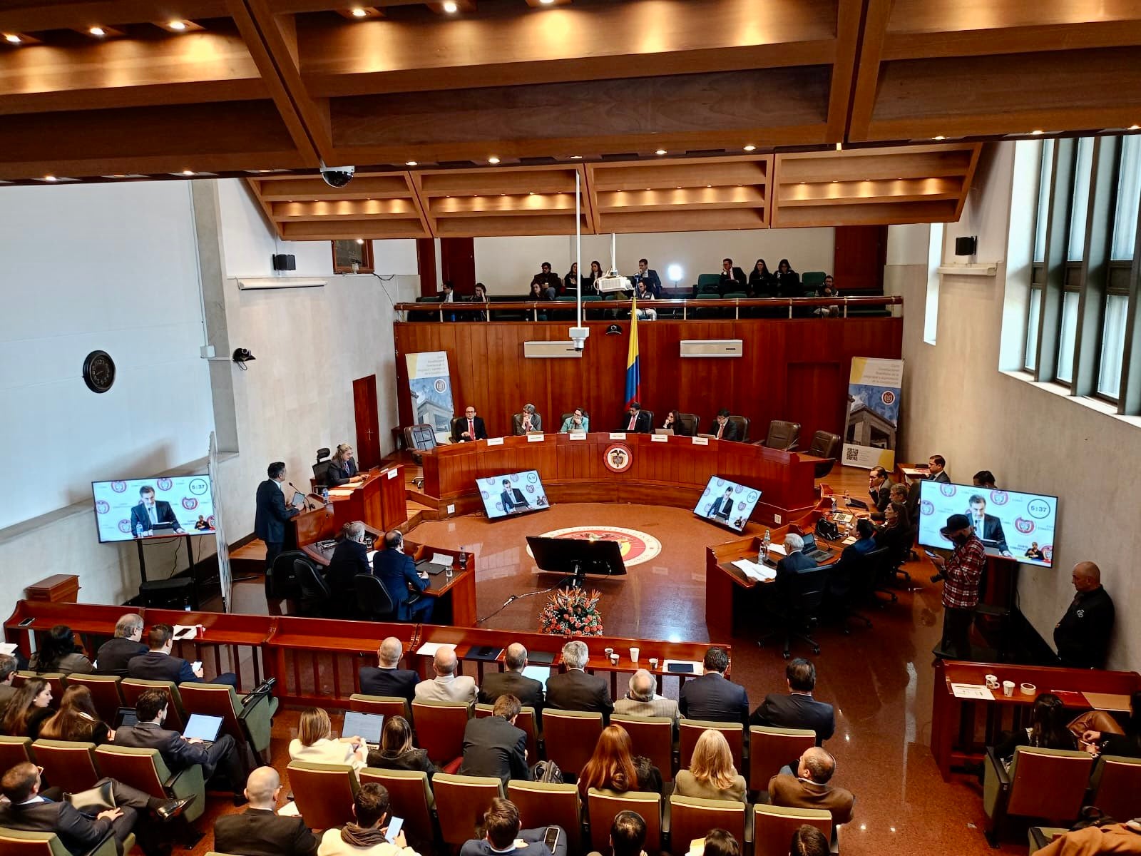 La Corte Constitucional admite demanda de la Agencia Nacional de Tierras contra Decreto Ley 902 de 2017 que limita su poder en decisiones sobre tierras. Director Harman argumenta afectación a derechos del campesinado.