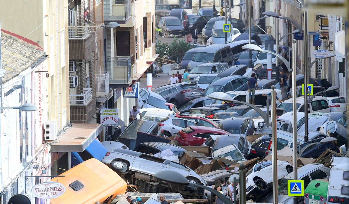 Videos impactantes muestran las casas y carros destruidos por las inundaciones en Valencia.