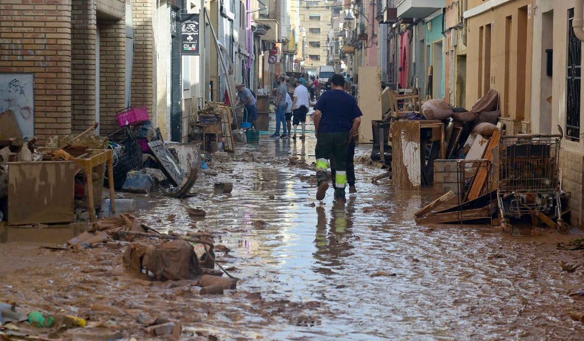 Damnificados en Alfafar, en la comunidad de Valencia, la más afectada