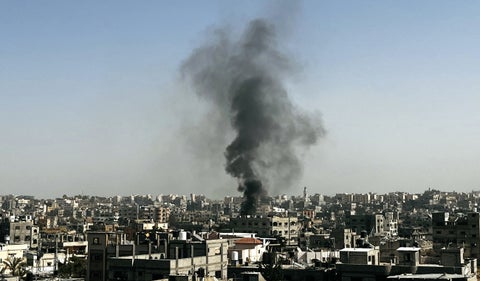 Israel lanza ataques aéreos limitados contra Irán en un intento por contener la escalada de tensiones en Medio Oriente.