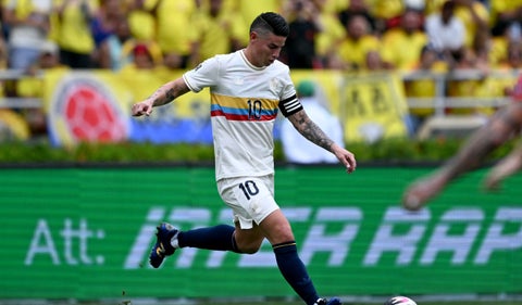 James Rodríguez sorprende al ser nominado a jugador del año por la IFFHS, destacando su desempeño en la Copa América y Eliminatorias.
