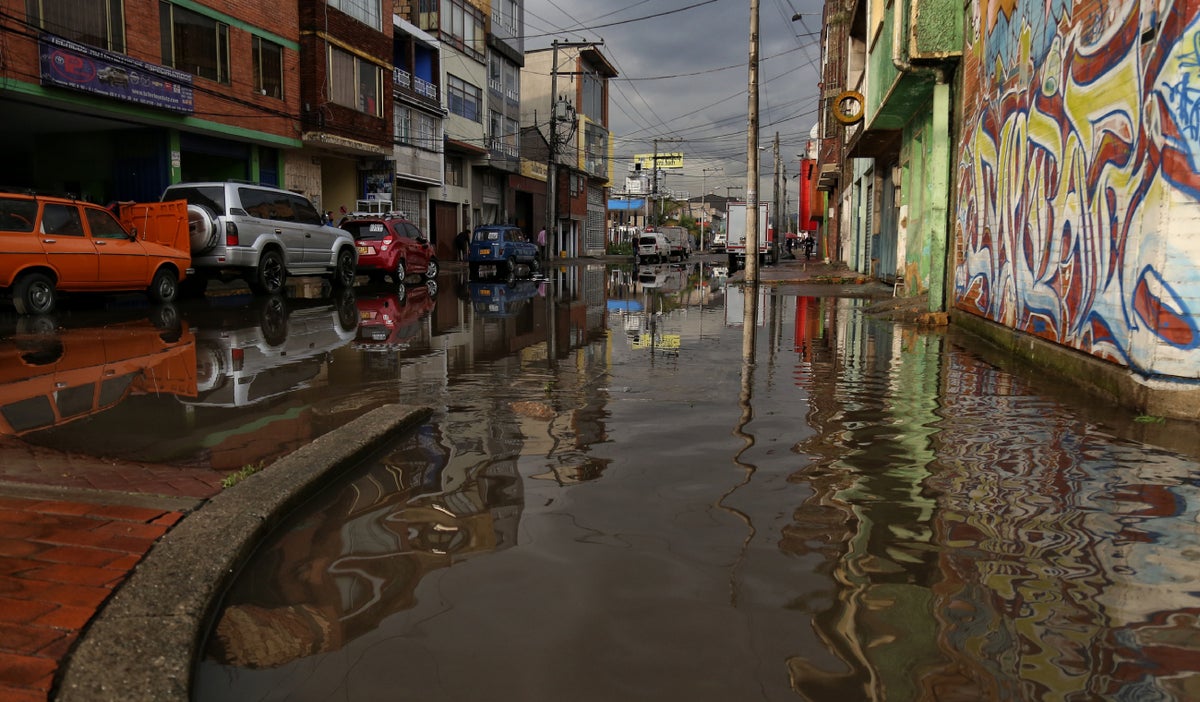 Advertencia de lluvias intensas en Colombia debido al huracán Kirk y onda tropical en el Atlántico